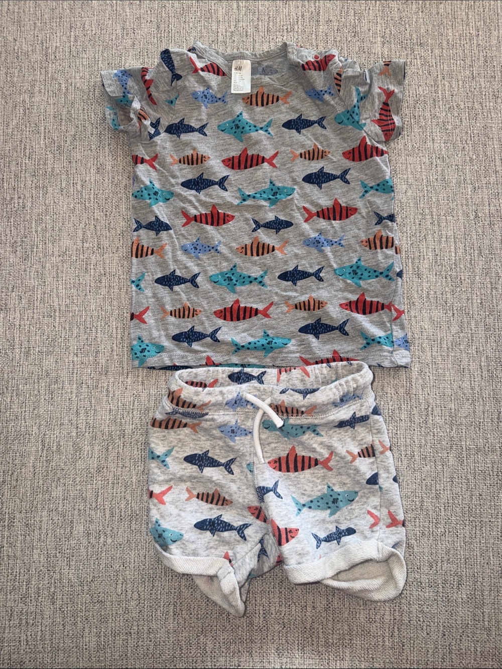 H&M SHARK PRINT TEE AND SHORT SET 2-3Y